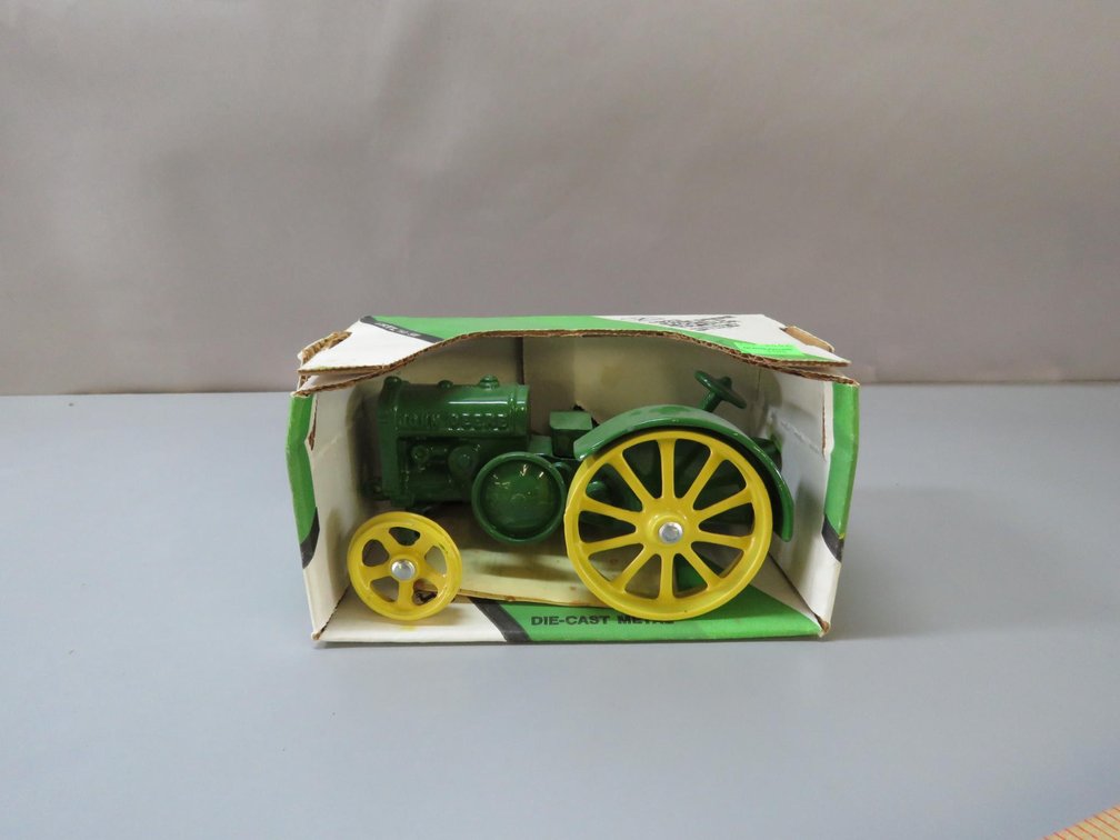 1923 John Deere Model B Tractor Diecast Metal