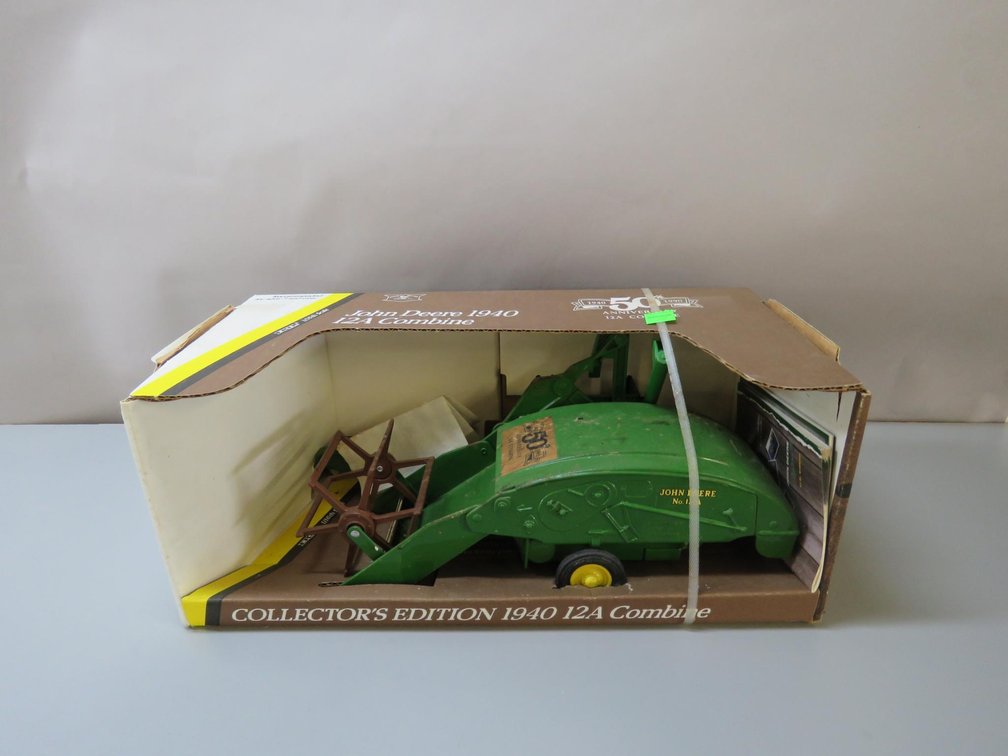 John Deere 1940 12A Combine