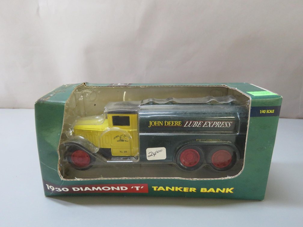 John Deere 1930 Diamond T Tanker Bank