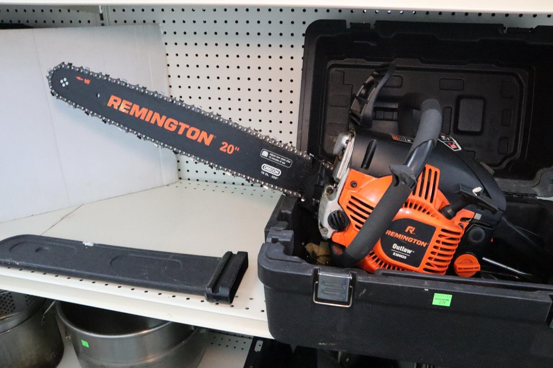 Remington Chainsaw With Case and Extra Chain, Runs