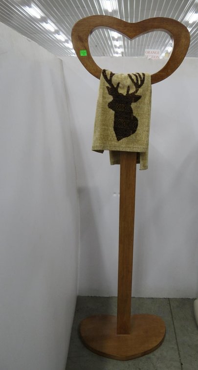 Heart-Shaped Towel Rack Stand