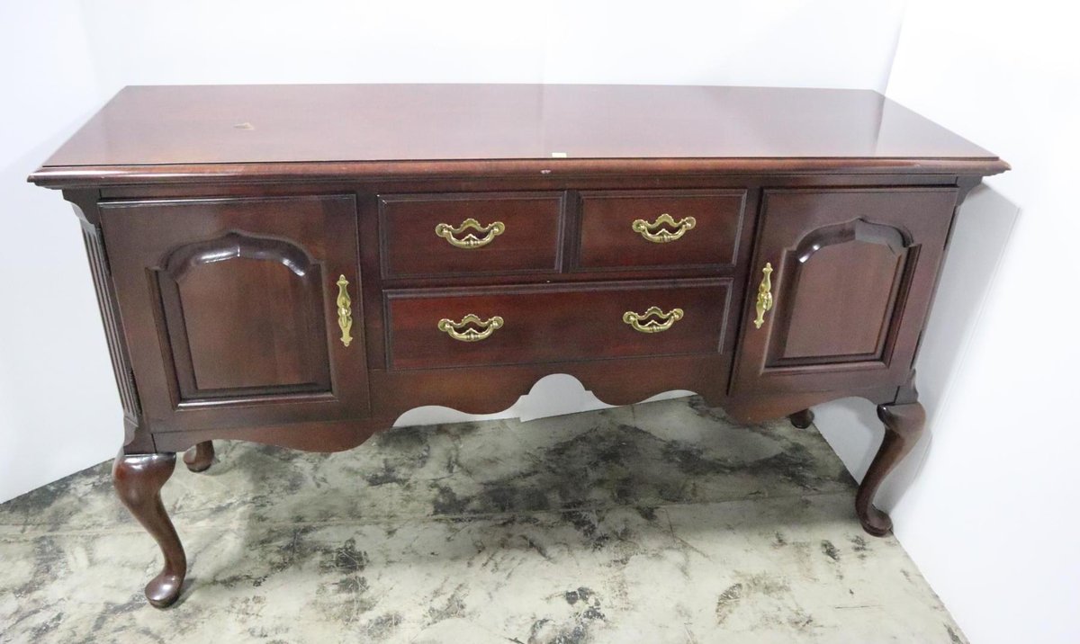 Thomasville Queen Anne Style Server