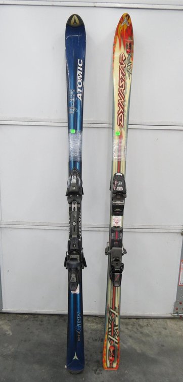 2 Sets of Snow Skis