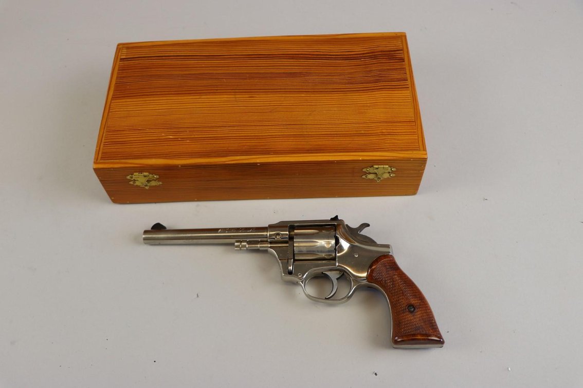 HIGH STANDARD SENTINEL DELUXE 22 LR