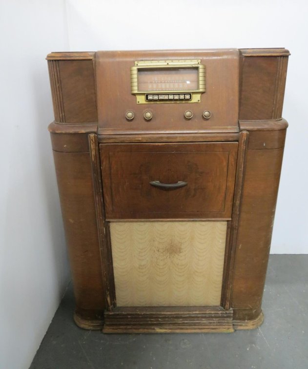 Silvertone Vintage Floor Model Radio