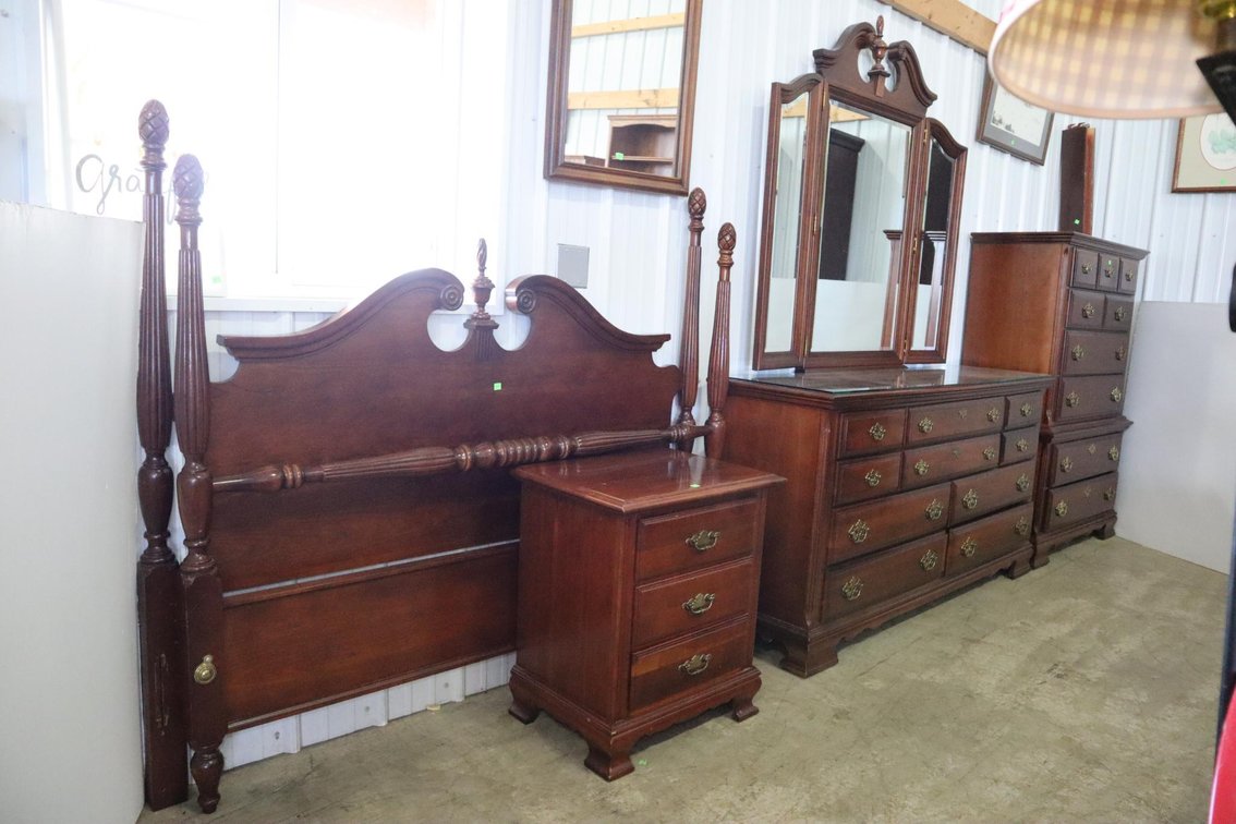 Broyhill Queen/Full Bedroom Set, Bedframe, Dresser and Mirror, Chest of Drawers, Nightstand