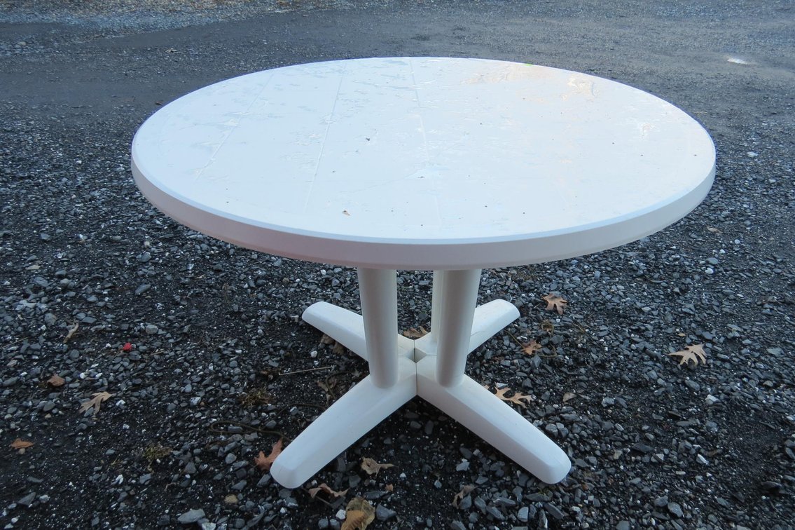 Rubbermaid Round Patio Table