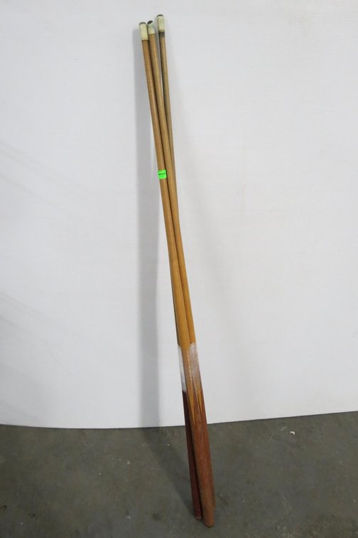 4 Pool Cues