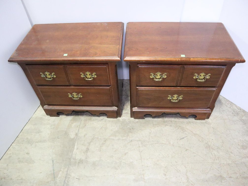 2 Nightstands