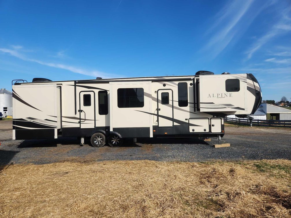 2018 Keystone Alpine 3800 FK Camper, 5 Slide Outs