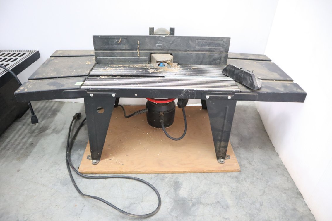 Router Table With Router