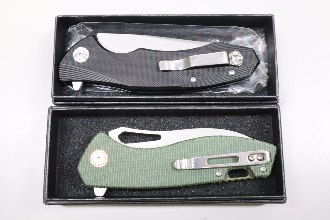 (2) Huang Fu Pocket Knives