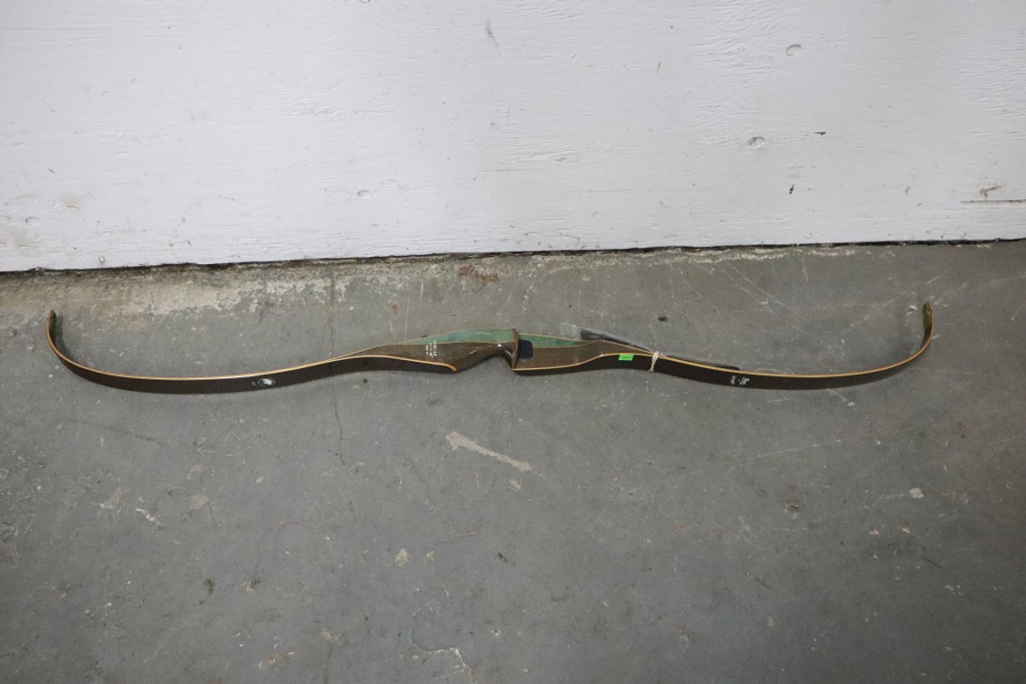 Bear Grizzly RH 58" 45# Recurve Bow With String