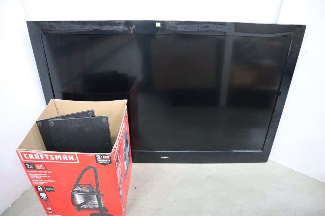 Sanyo 55 Inch Tv With Remote and Wall Bracket