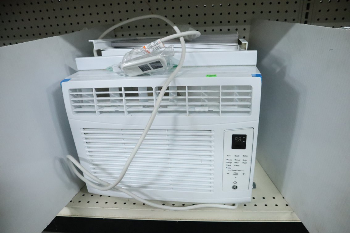 GE 6000 Btu Window Air Conditioner, Like New Condition