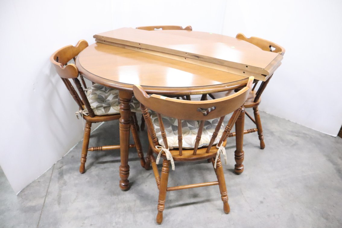 Dining Table With Two Extension Leaves and 4 Chairs