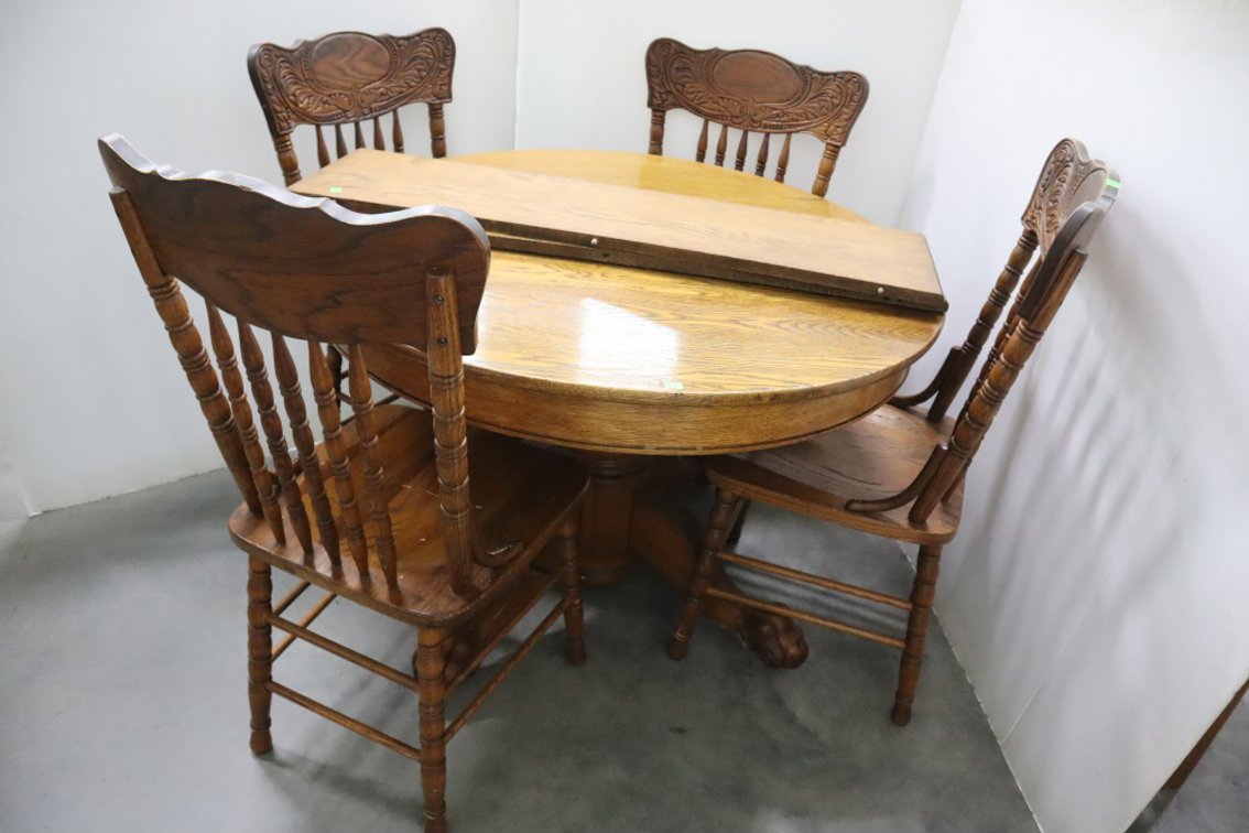 Antique Oak Dining Table With 2 Extension Leaves and 4 Chairs