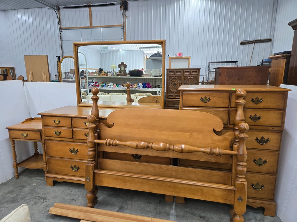Spainhour 4 Piece Bedroom Furniture Set, Full Size Bed Frame Chest of Drawers, Mirrored Dresser and Nightstand