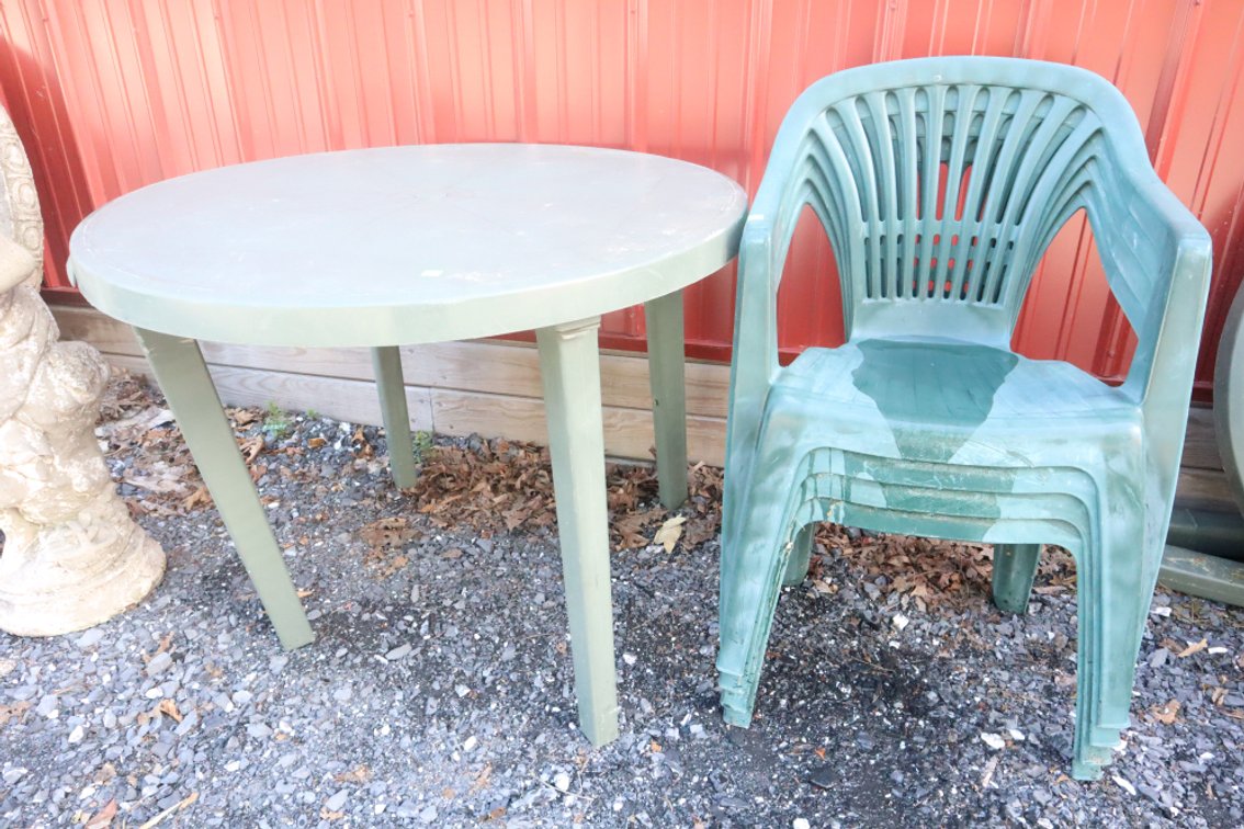 Round Plastic Table and 4 Chairs