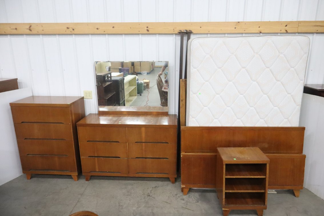 4 Piece Bedroom Set, Full Size Bed, Chest of Drawers, Dresser and Nightstand