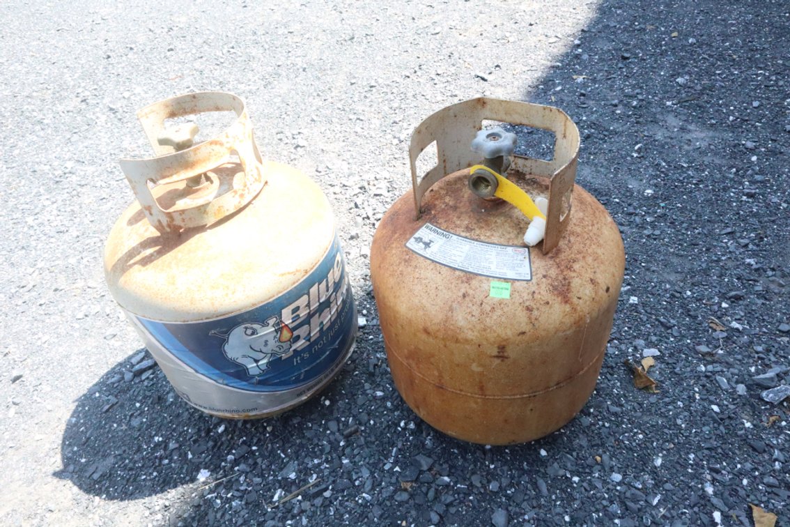 Pair of Propane Tanks, 1 Is Full & 1 Empty