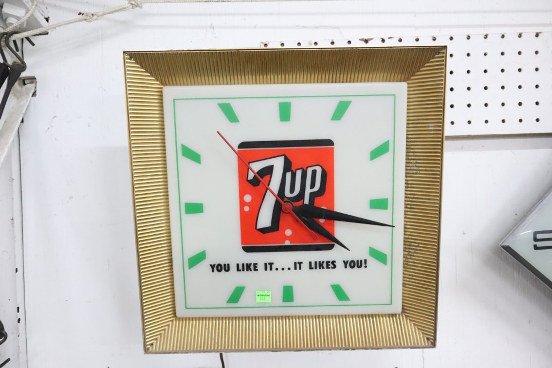 7Up Lighted Advertising Clock, Works