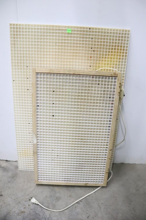 Plastic Grid Cover Piece and Light