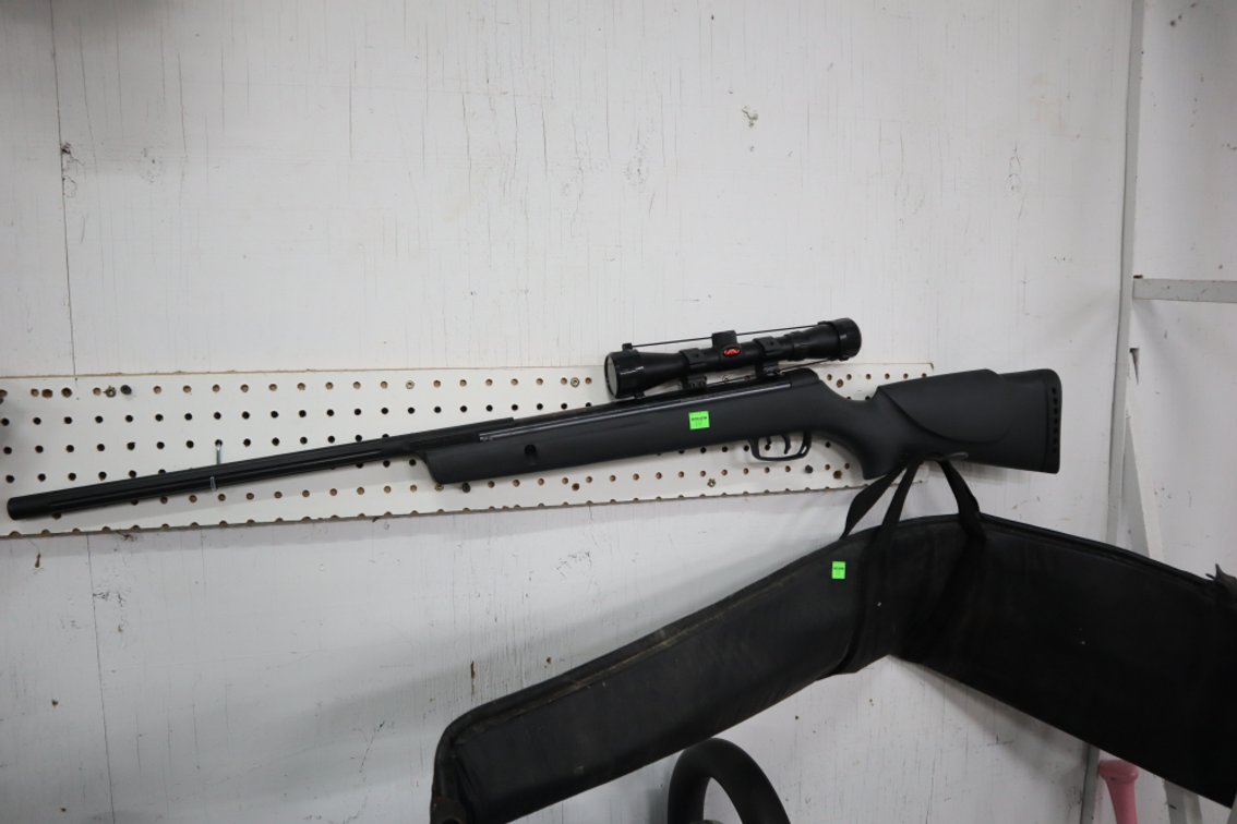 Hornet Air Rifle With Scope and Case, Cal 4.5 .177