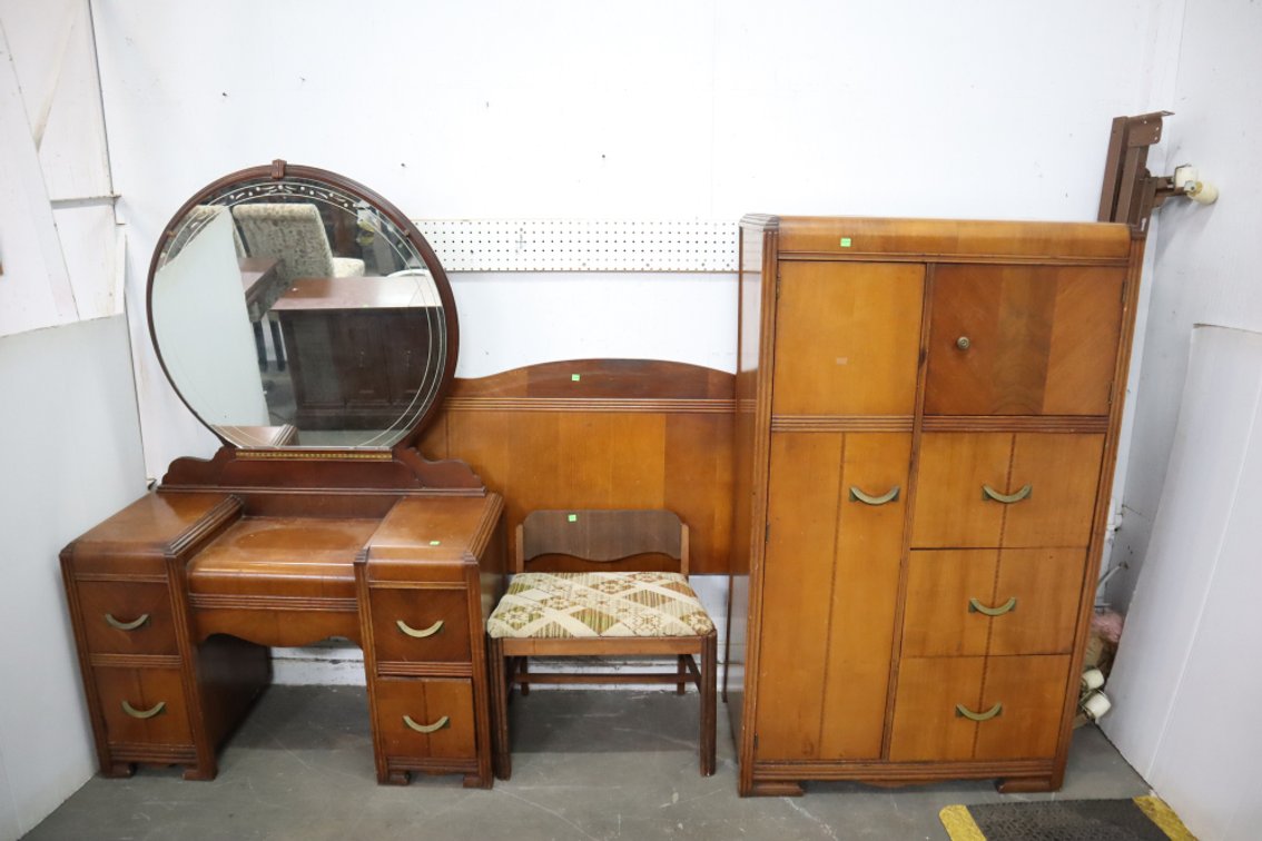 3 Piece Bedroom Set, Full Size Bed Frame, Chest of Drawers and Mirrored Vanity With Stool