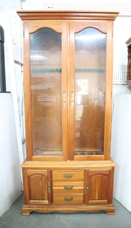 8 Gun Cabinet With Keys, 1 Door Glass Is Cracked