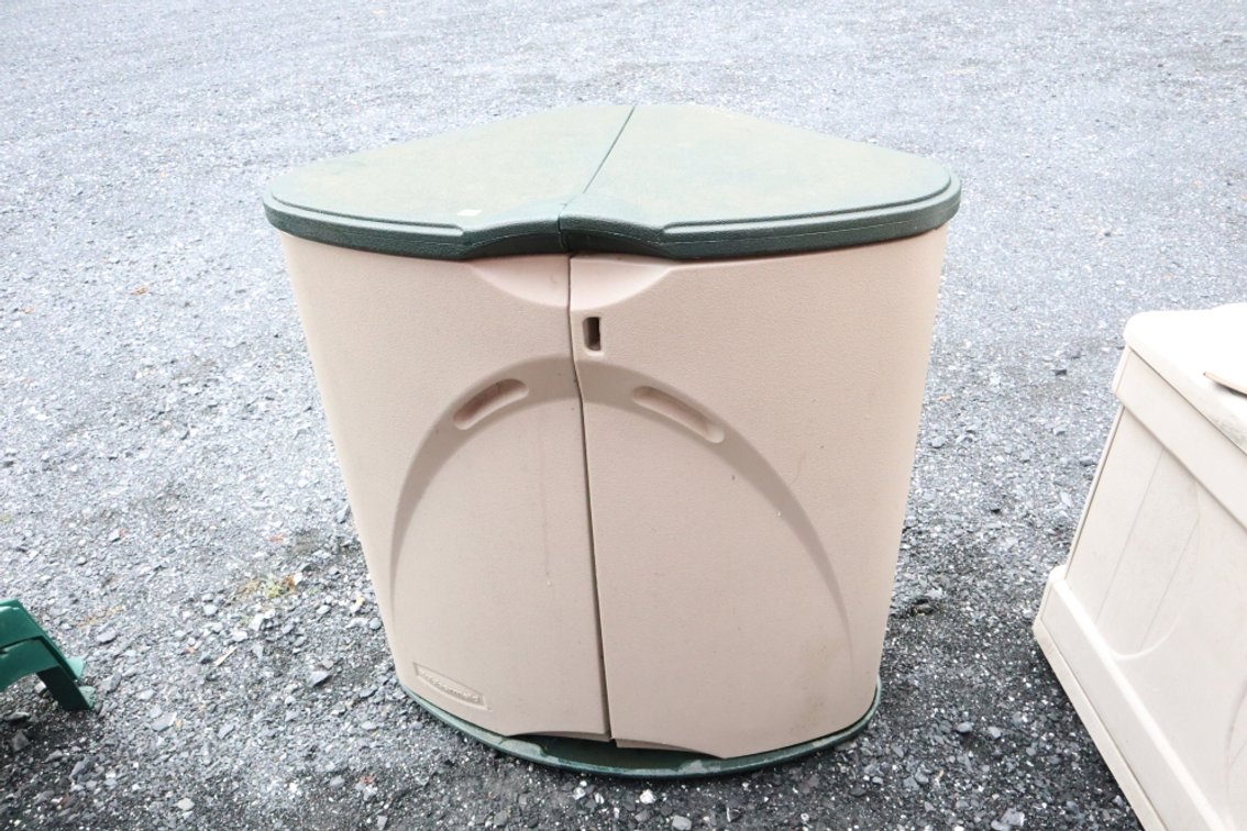 Rubbermaid Patio Cabinet, Needs Some TLC Assembly