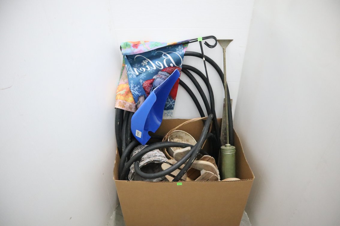 Garden Flags, Garden Hose, Plantar Baskets
