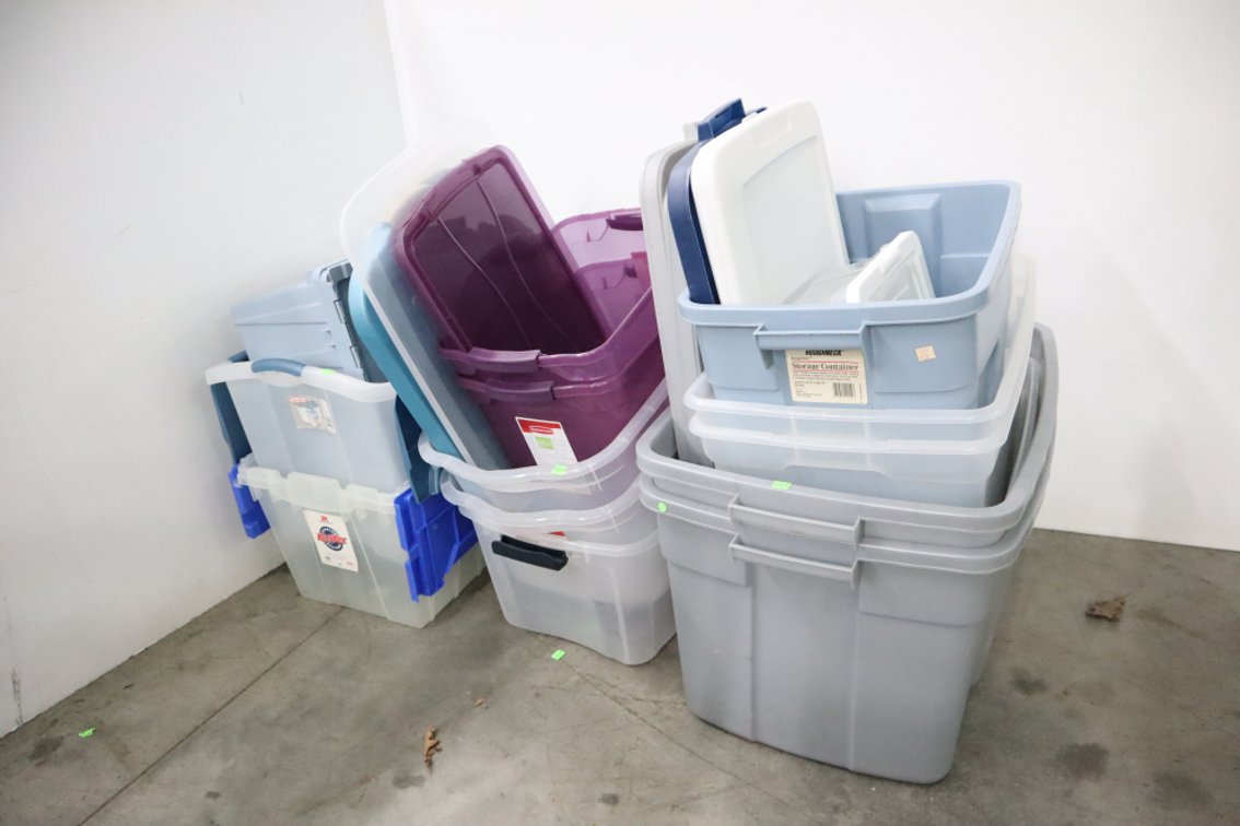 Group of Storage Totes With Lids