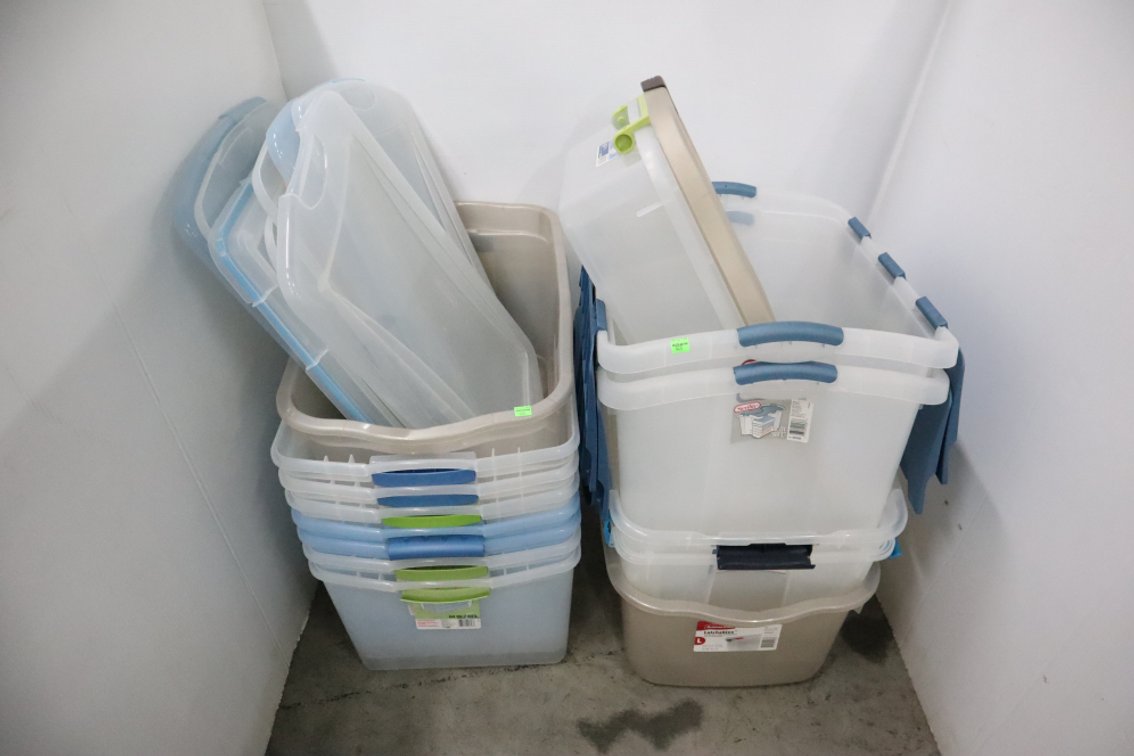 Group of Storage Totes With Lids
