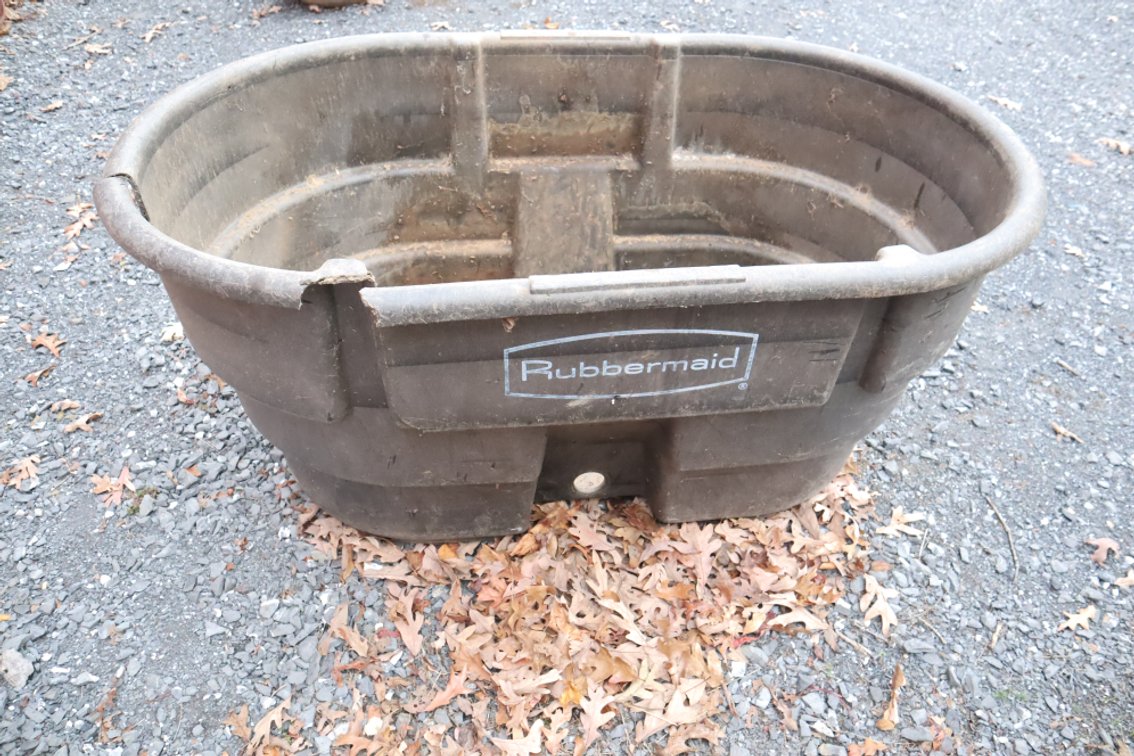 Rubbermaid 100 Gallon Stock Tank, Tank Is Cracked