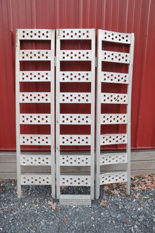 Folding Aluminum Loading Ramp, Tailgate Ledge Is Broke On 2 Panels