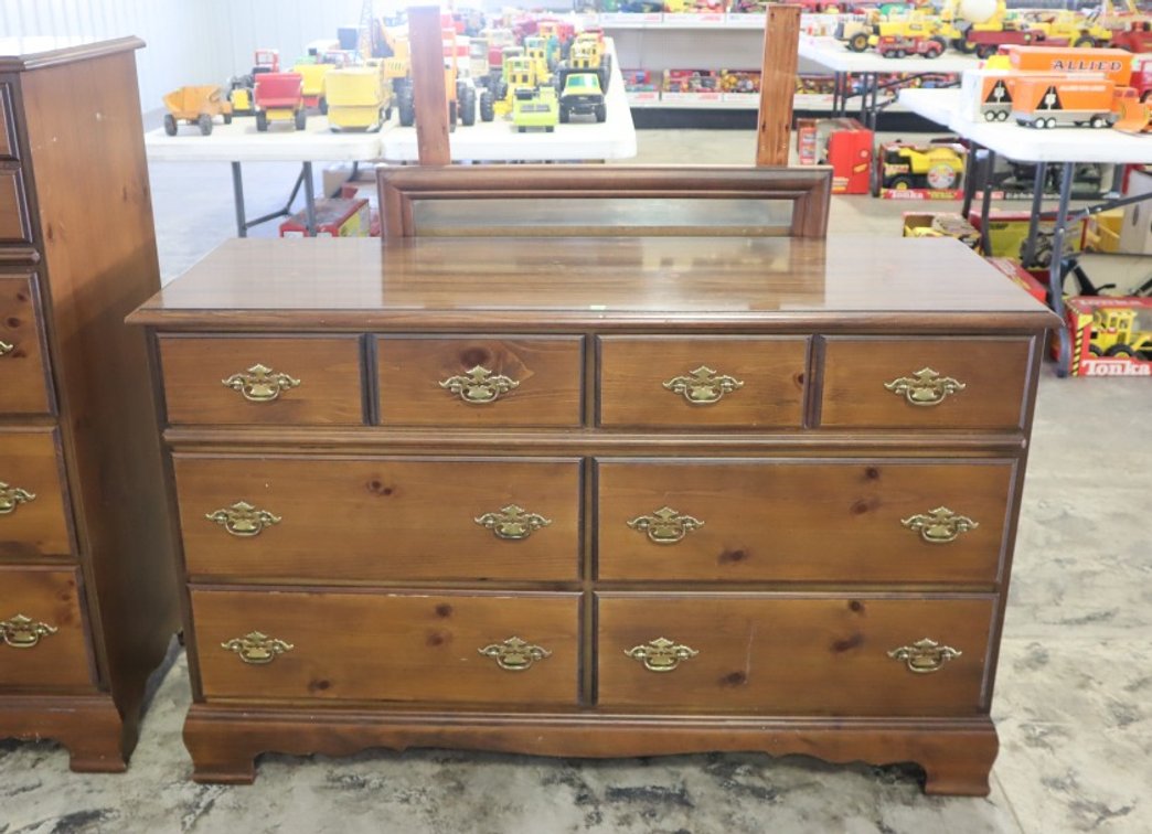 Dresser With Mirror