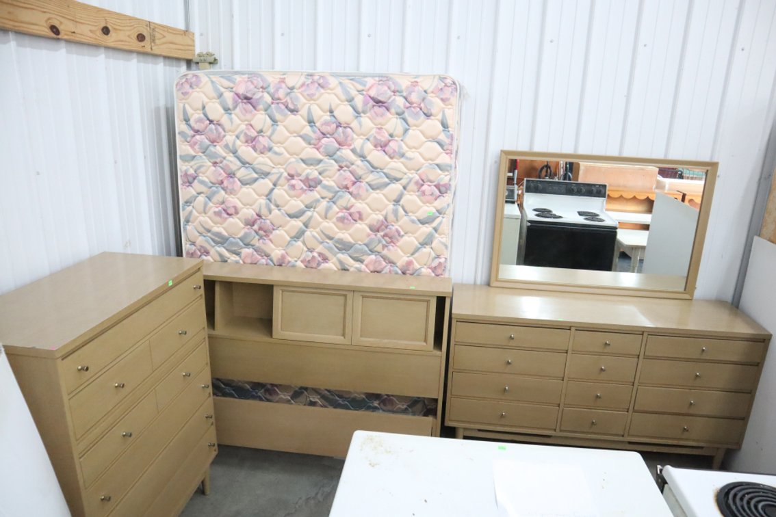 3-Piece Bedroom Set, Full Size Bed, Chest of Drawers and Dresser