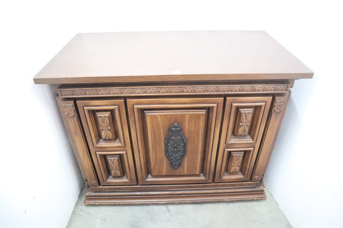 Soundesign Stereo Cabinet
