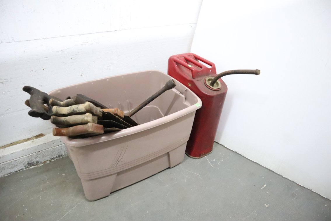 Jerry Can, Hand Saws