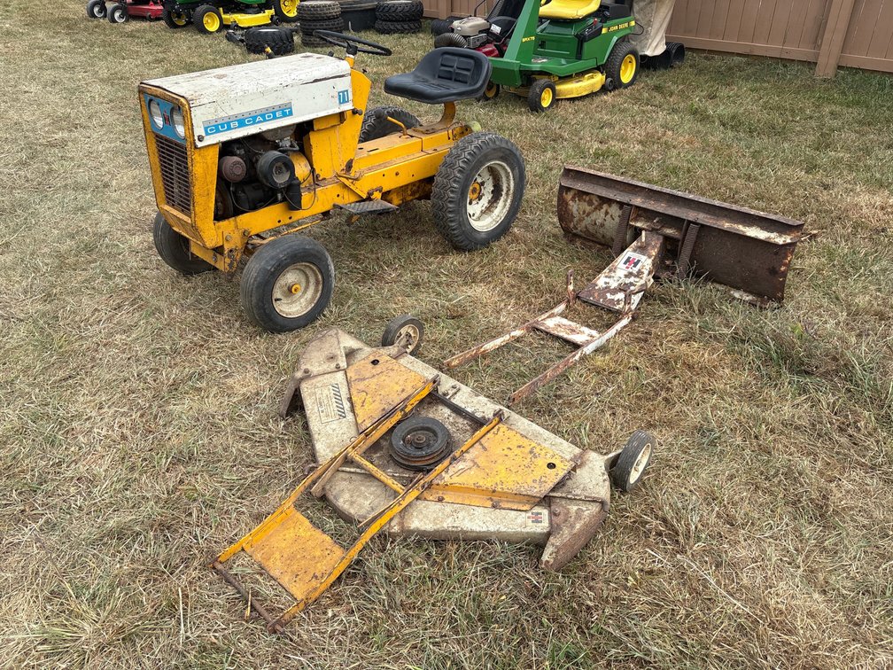 IH Cub Cadet Lawn Tractor 