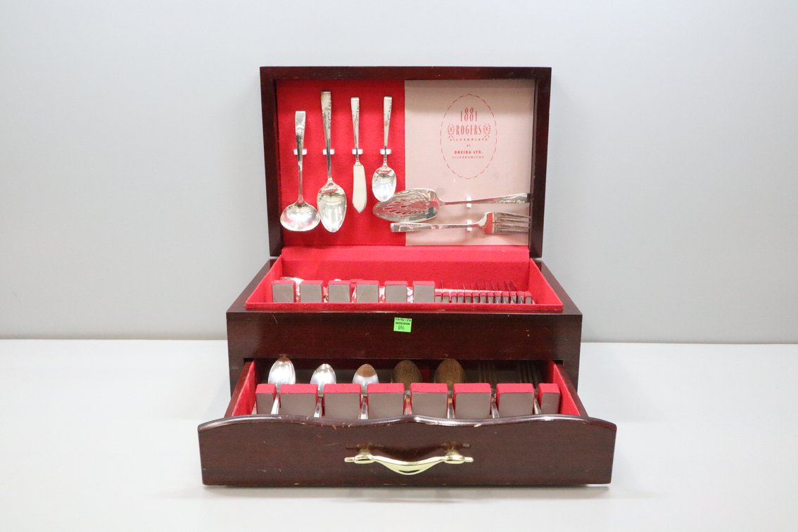 Oneida Flatware Set