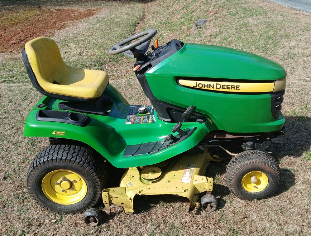 John Deere X324 Riding Lawn Tractor