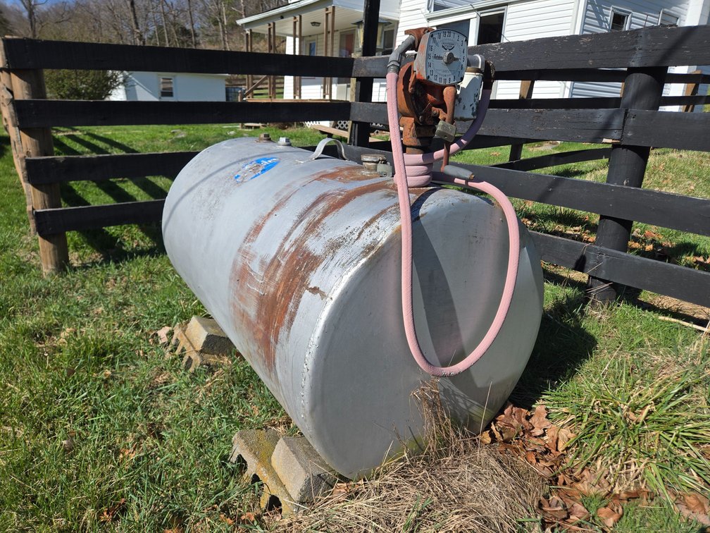 Gas/fuel tank