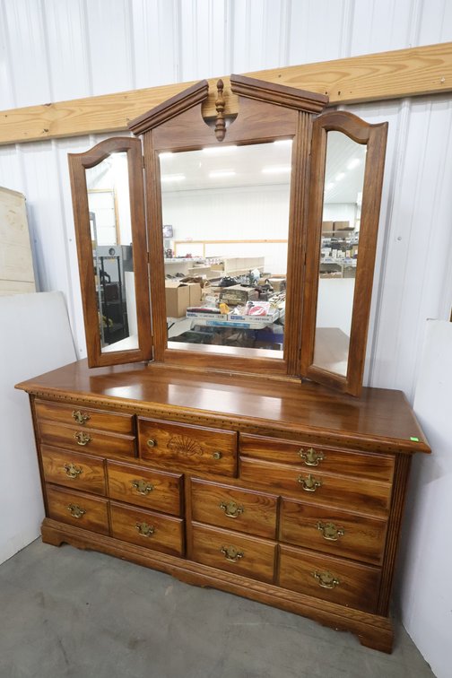 Dresser With Mirror