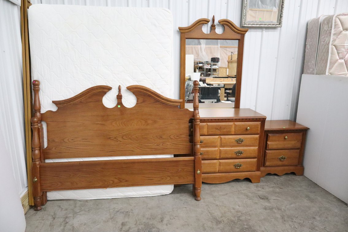 BroyHill Full Size Bedroom Set