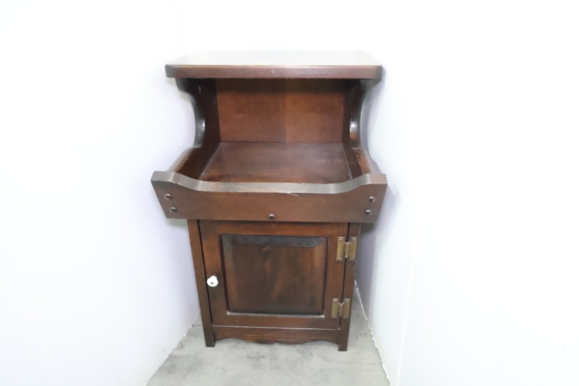 Solid Pine Stand