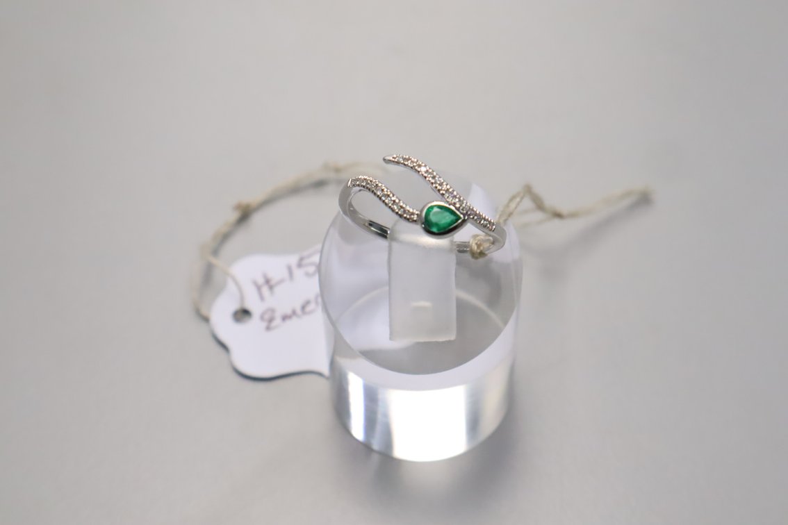 14K White Gold Natural Diamond and Emerald Ring 1/4 ct Dias / Emc .20