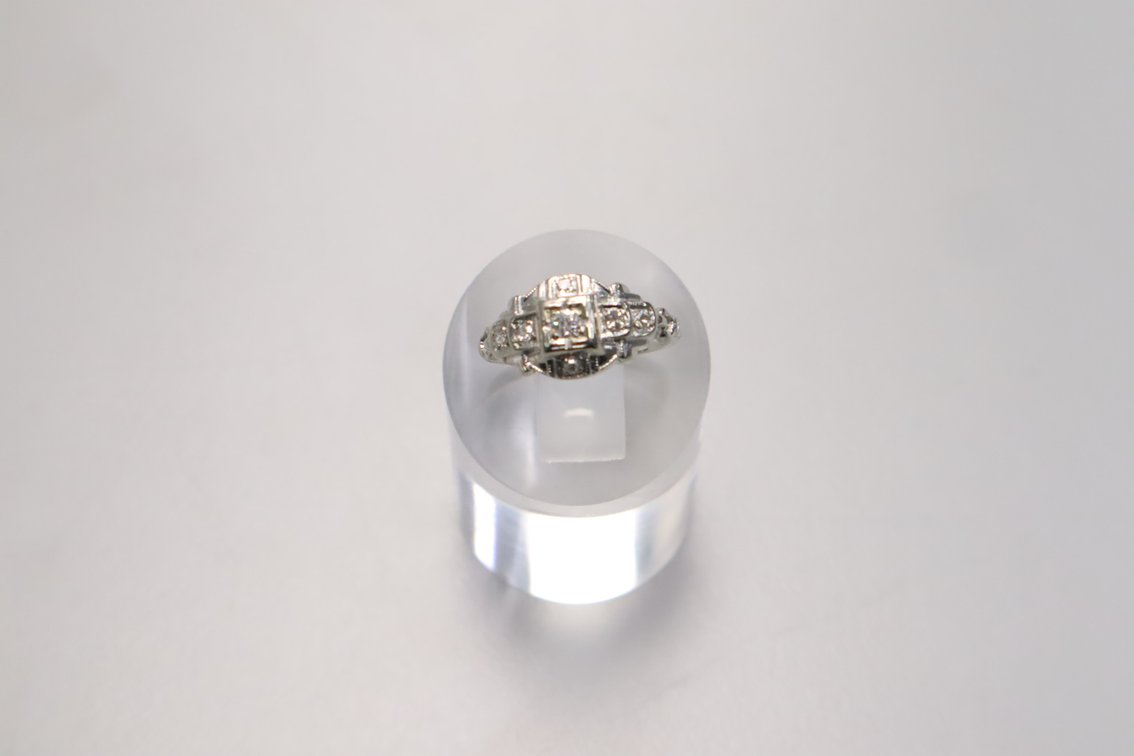 18K White Gold Vintage Ring