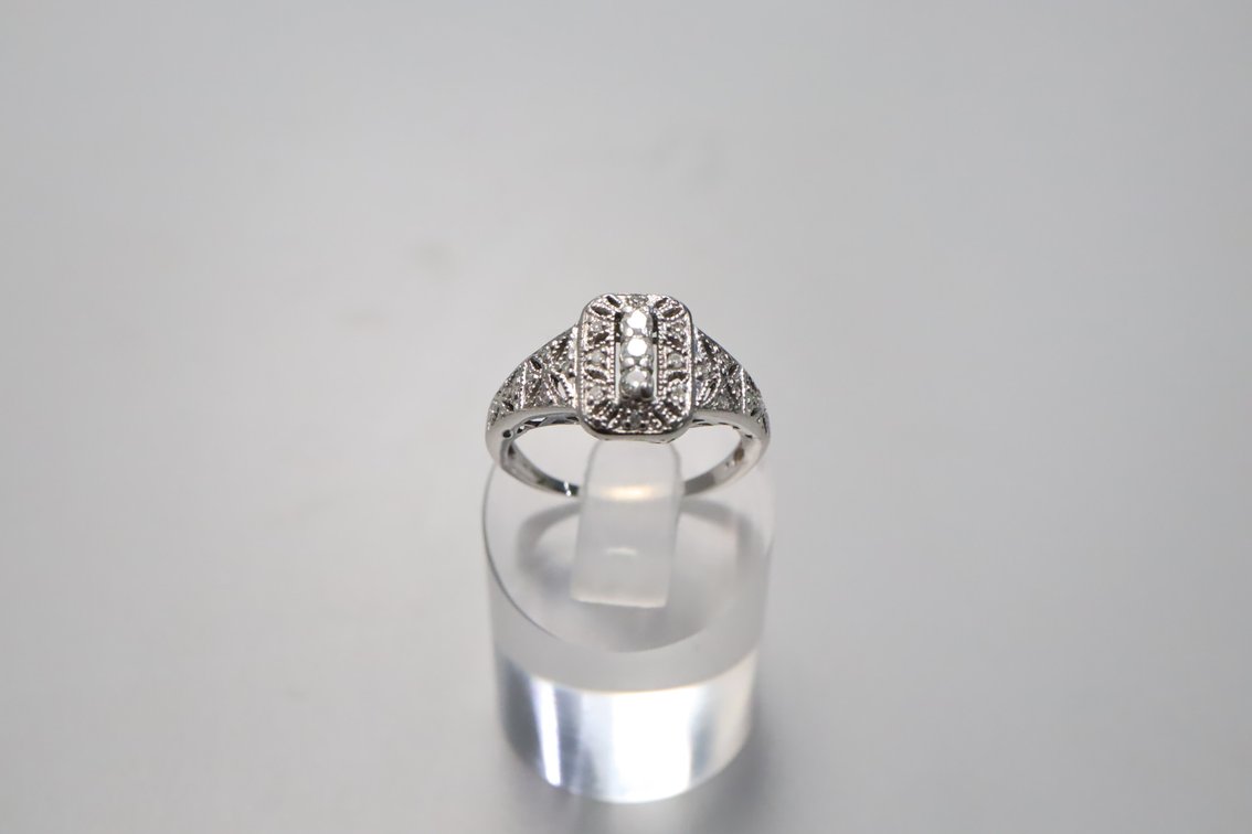 10K White Gold Diamond Ring .15 Total Weight